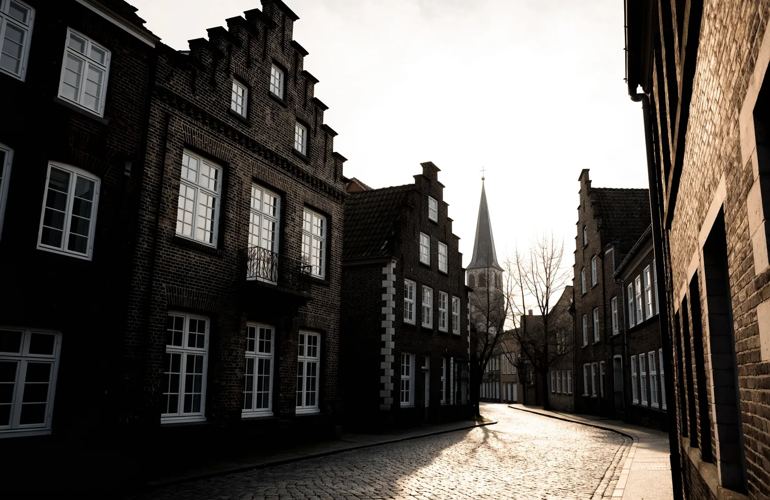 Historische Backsteinhäuser mit Staffelgiebeln in einer niederrheinischen Altstadt