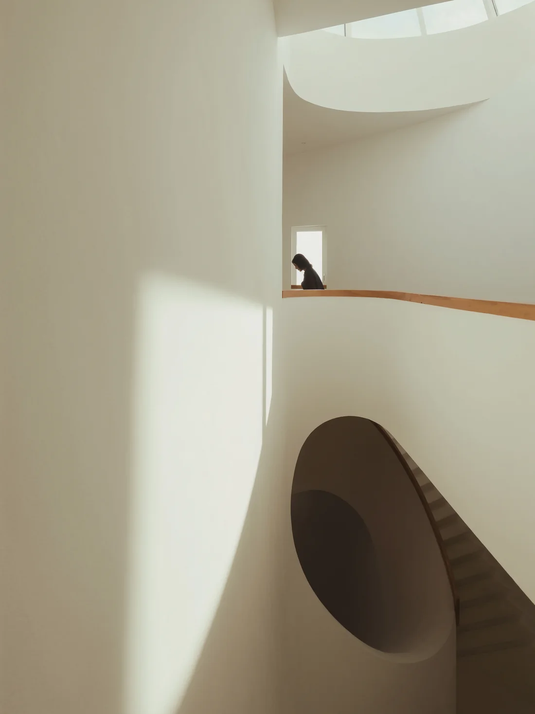 Architektonisches Detail einer geschwungenen Treppe im Lichthof