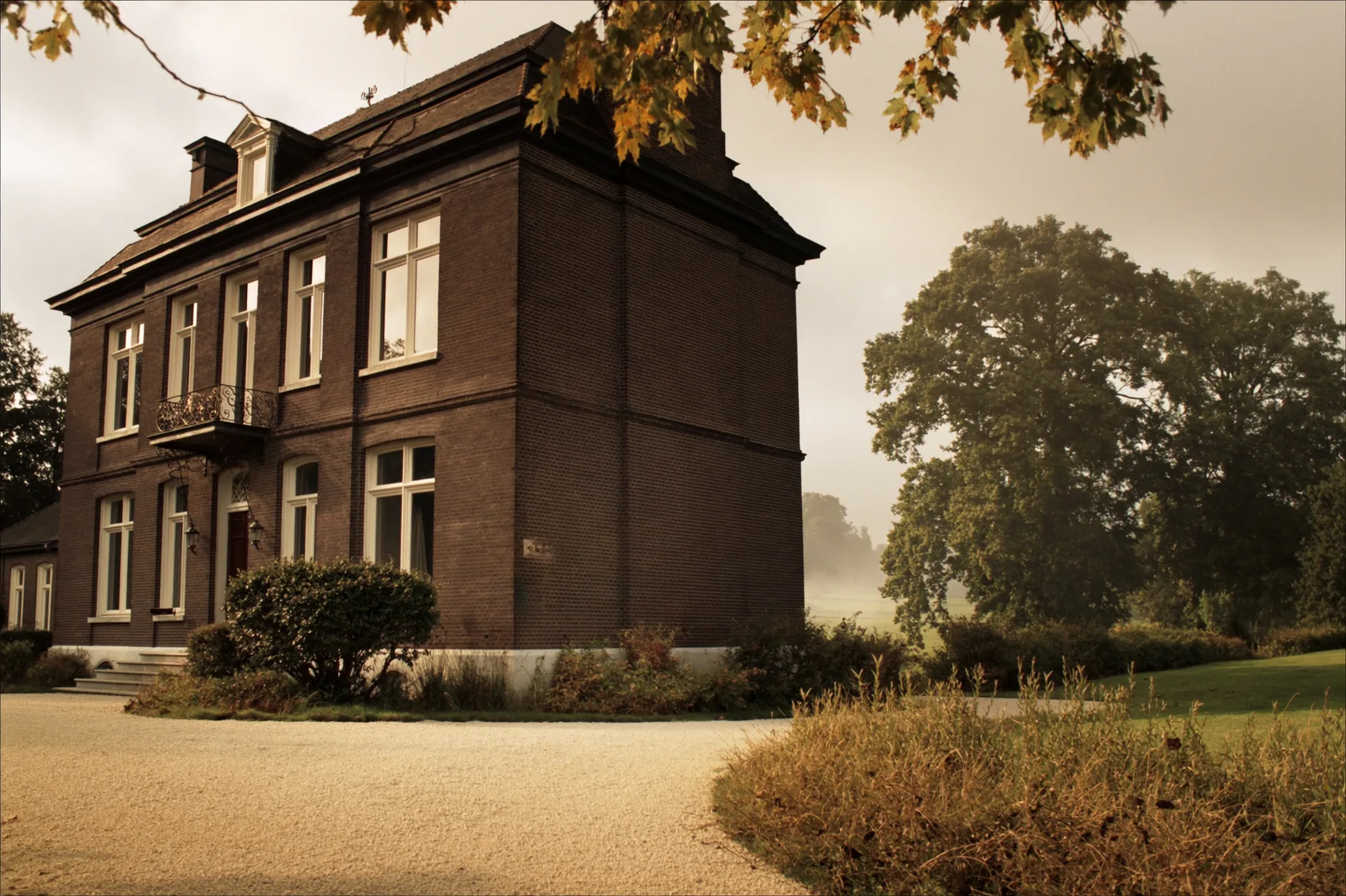 Klassische Backsteinvilla am Niederrhein im Morgennebel